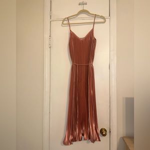 Dress forum LA size medium never worn. Rose gold color.